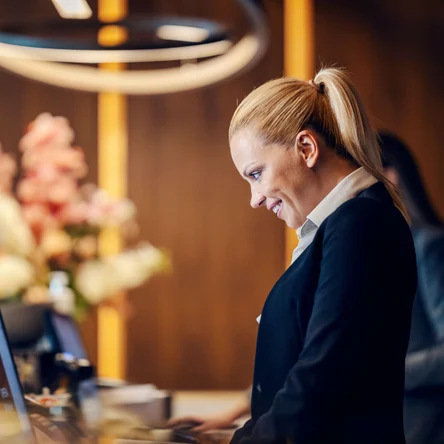 Помощь с продлением и изменением бронирований